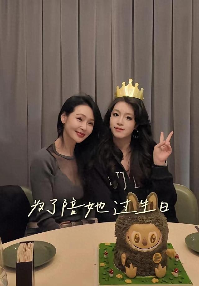 43岁妈妈和17岁女儿合影，比女儿还显年轻，三代美女同框太惊艳