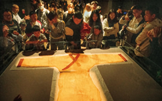 为什么突然之间所有博物馆都长满了人