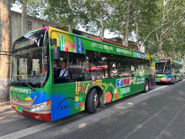 坐着“流动风景线”赴约啤酒节！淄博公交免费专线解锁城市狂欢新姿势