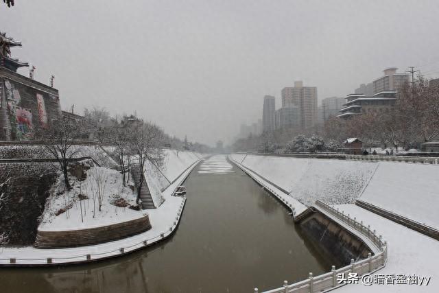 长安一场雪，已闻春声动。大寒，梅红藏雅韵，雪落惊客颜