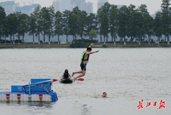 今夏4.92万名游客“跳东湖”，为啥“人多但不挤”