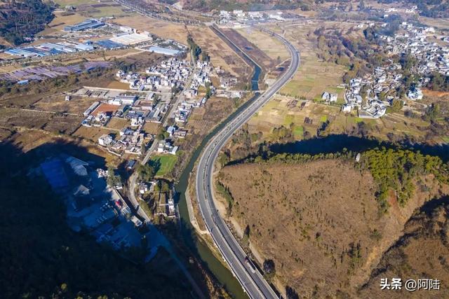 大理洱源县境内的G214国道擅长蛇形走位,堪称经典的天险路段