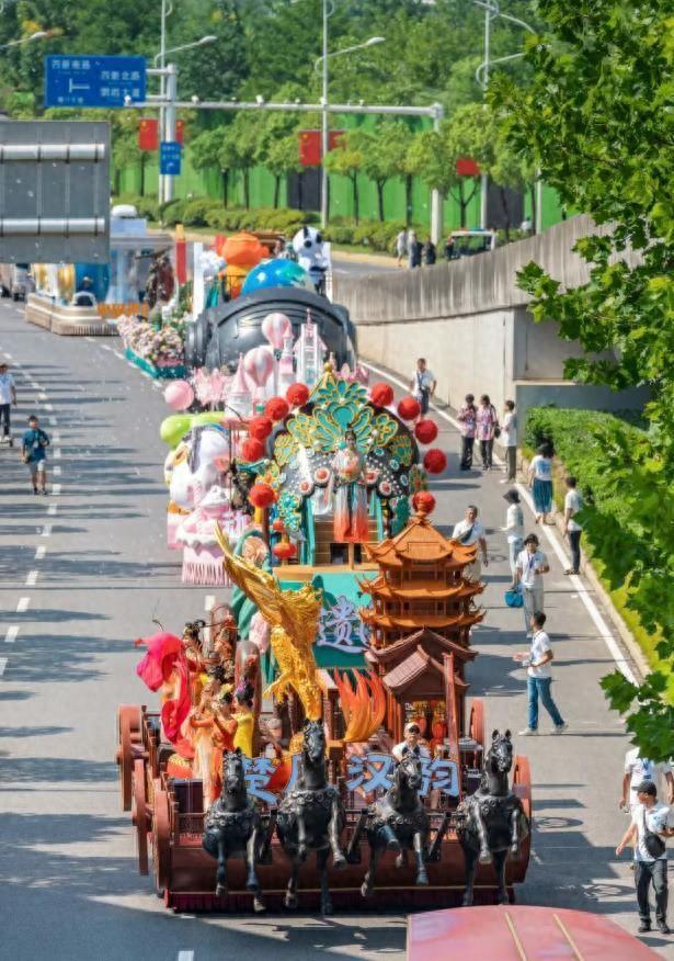 假期快来了，城市地标光谷星河将焕新亮相，“开心麻花汉阳树剧场”将开业首演