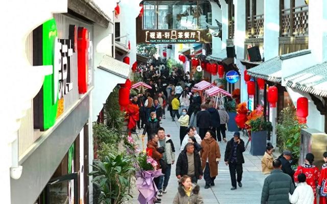 塞上江南添新韵 银川江南水街“36小时不打烊”开街狂欢点燃消费热情