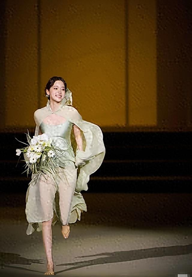 打底裤都露了天呐 ！这裙子存在的意义是啥