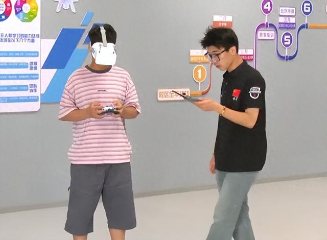 青少年玩转 "空中竞速" 联通体育 科技与未来