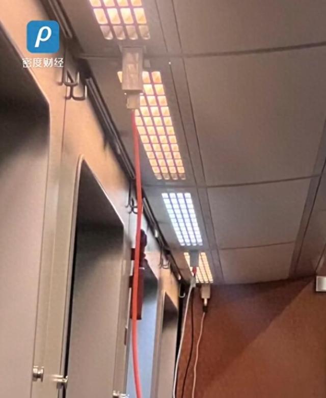 高铁座位充电的地方在哪（高铁充电口在头顶引争议）