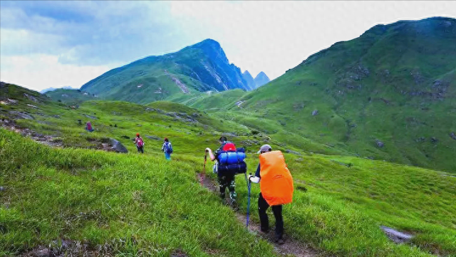 32岁男子徒步齐云山，没路硬要走出一条路，至今仍在山里失联