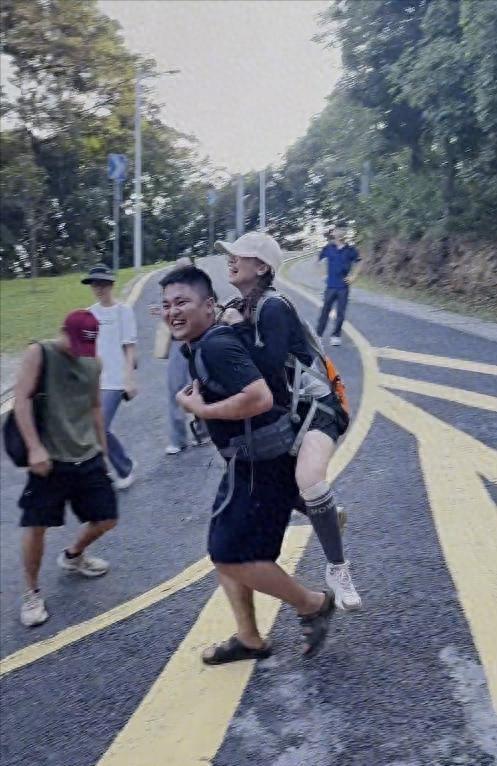 广东女子登山脚崴，被陌生小伙背40分钟下山，恶心的一幕出现了