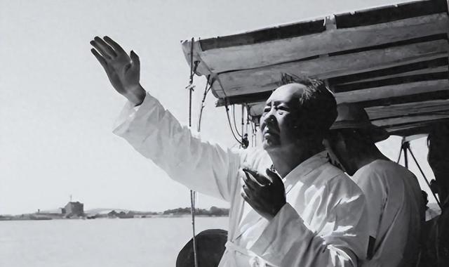 毛主席去算卦，老和尚看后说：江河湖海皆可游，唯独黄河不能去