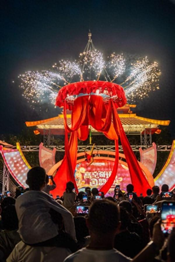 黄鹤楼一天迎客超5万人，国庆长假第三天，武汉文旅 “火力全开”