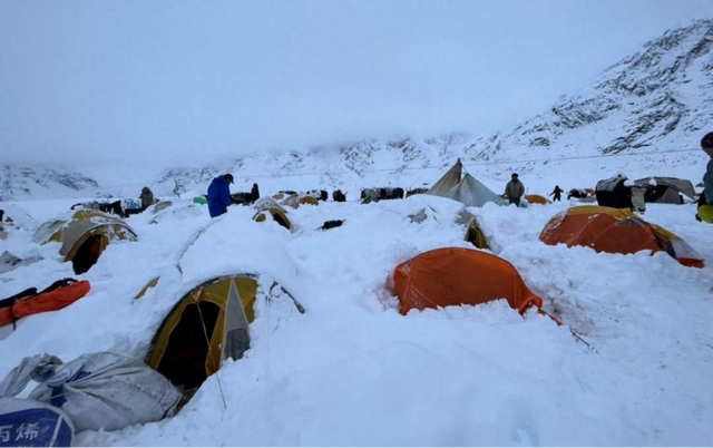珠峰暴雪救援：嘎玛沟300多游客成功撤离，亲历者回忆称“硬壳冲锋衣都防不住”