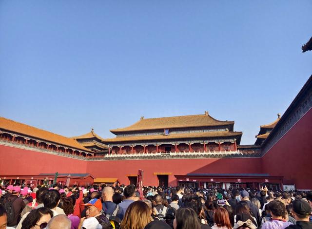 北京旅游第六天，故宫游览不算累，景山俯瞰故宫雾蒙蒙的