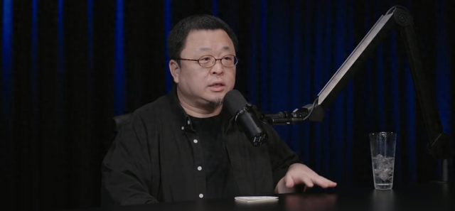李想落泪感谢王兴，回应“24岁身价过亿”“理想MEGA造型像棺材”等，透露家里老婆管钱