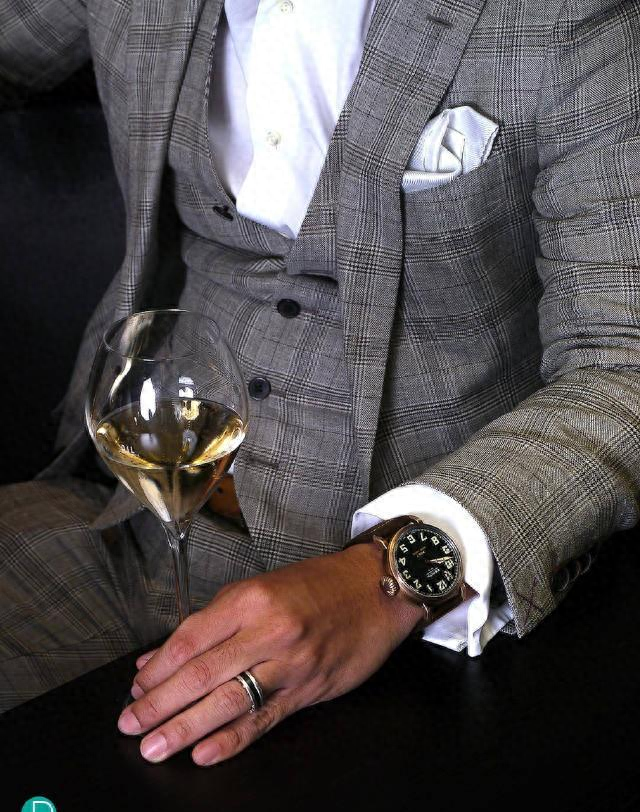 男士佩戴手表应该带在哪只手上（手表戴对了风生水起）