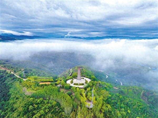 左权县鳌峰公园被一场壮丽的云海奇景所装点