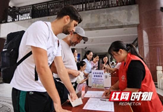 张家界国家森林公园吴家峪门票站：青年志愿者服务入境游（组图）
