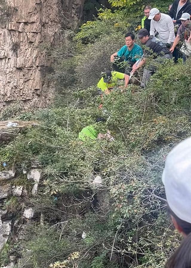 瑛姑峡坠崖惊魂：封山挡不住侥幸，打卡别拿命赌！