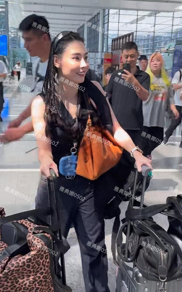 张柏芝现身机场，僵硬的苹果肌假白的烤瓷牙十分抢镜真人并不好看