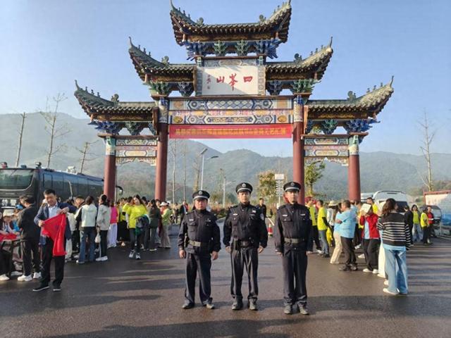 秋登四峰山，警徽护平安！汀祖派出所全力护航登山活动