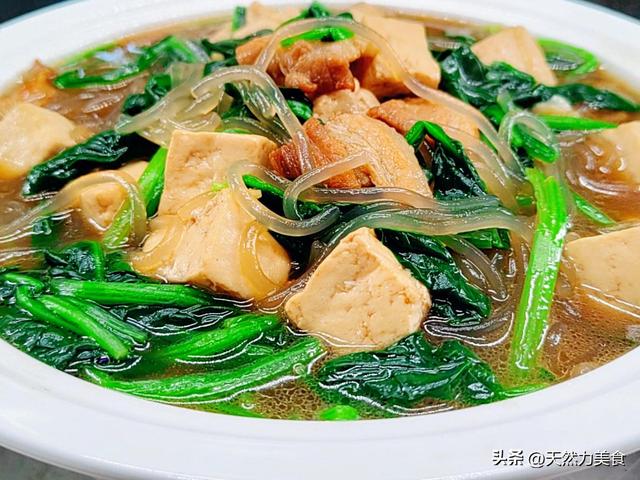 菠菜炖豆腐的家常做法（冬天的餐桌怎么能没有菠菜炖豆腐）