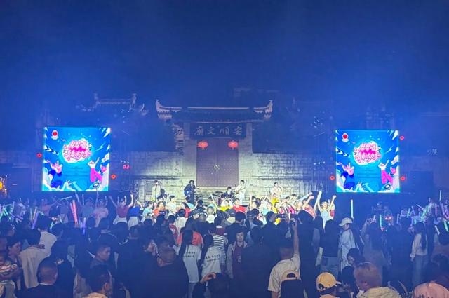 【建设一流旅游城市 建设世界级旅游景区】安顺古城“越夜越精彩”