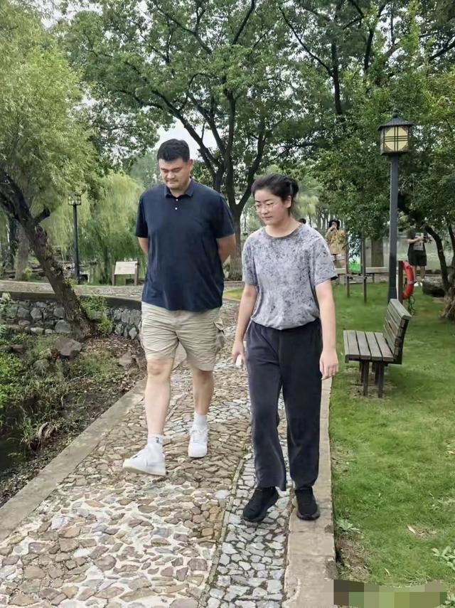 姚明一家苏州旅游, 才15岁的女儿身高近2米，又高又壮像假小子