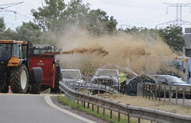 马克龙外访归国后，法国臭气熏天，农民在大街上喷粪抗议