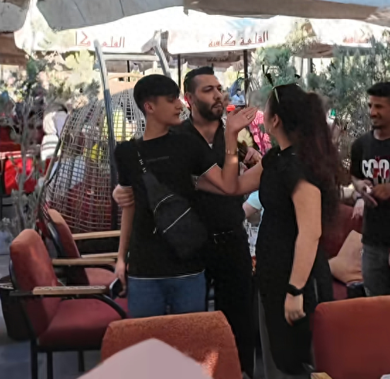 女博主环球旅行，身材好竟被外国男骚扰，正面硬刚网友直呼过瘾