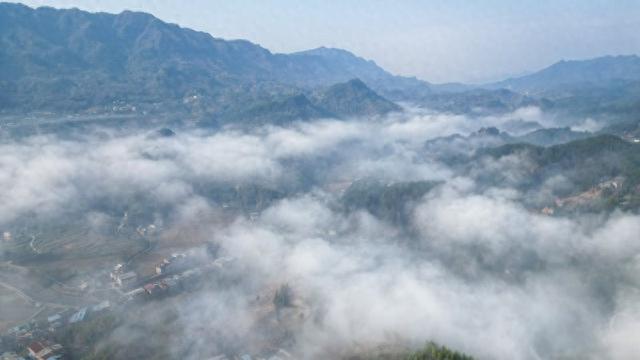 云海绘就山间的梦幻诗篇