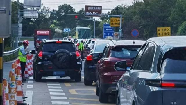 沪牌大军集体出动！这里堵车堵到猪肝红！出门导航1个半小时，实际开车4小时