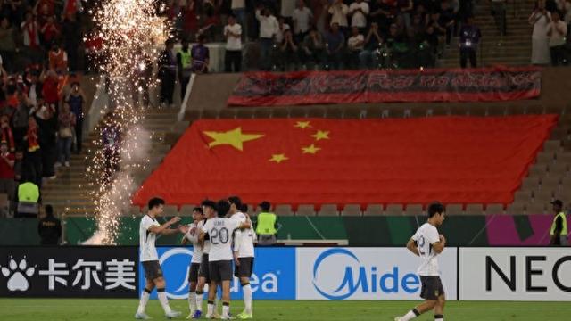 要夺冠？！U23国足三球大胜越南晋级亚洲杯决赛，球迷提前“过年”了！