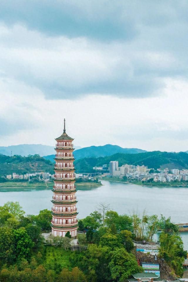 半江碧波，一城风华。这里是龙母故乡、崇德之城——德庆！