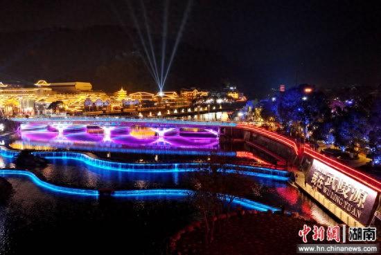 张家界武陵源夜色“上新” 索溪河流光溢彩