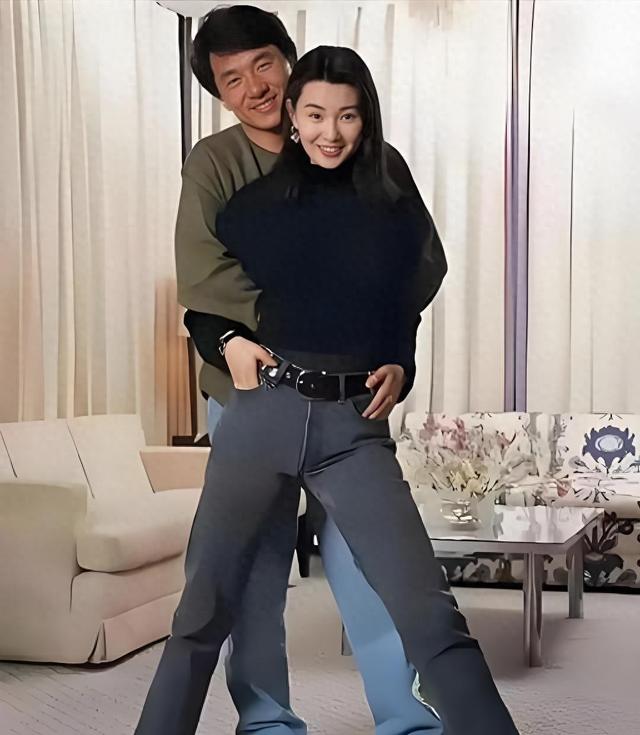 1992年成龙张曼玉合影，一个细节，张曼玉的举动让人刮目相看
