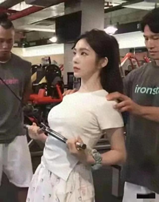 难怪国内那么多人喜欢她，不仅长得漂亮，身材比例也太好了！
