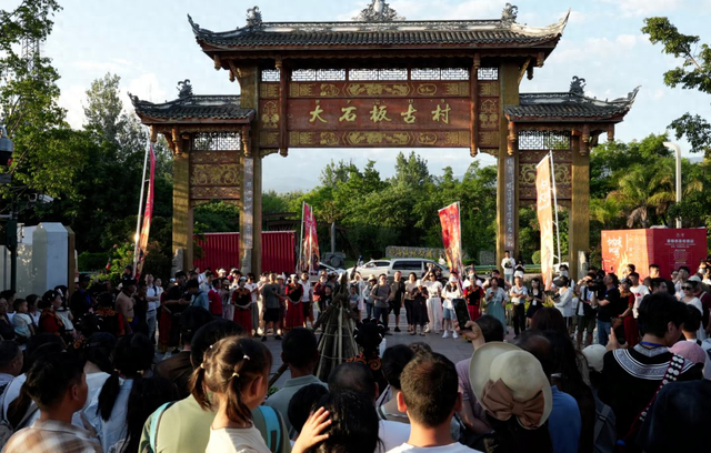 火把节点燃大石板文旅热！特色民宿体验+多元活动，圈粉无数游客