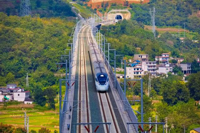 盘兴高铁开通运营