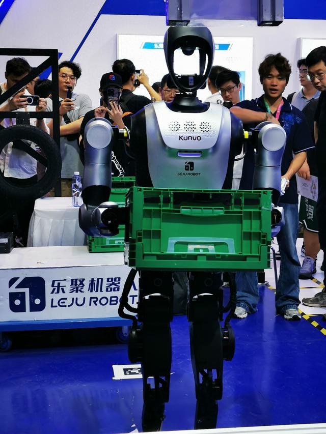 2025世界机器人大会在北京开幕 20多家深企亮相秀“绝活”