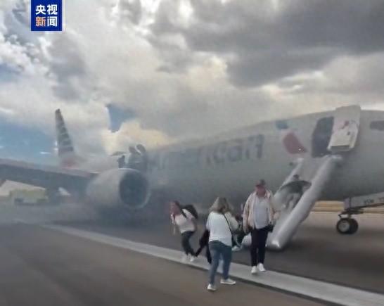 美国航空公司一波音客机发生故障 机上人员紧急撤离