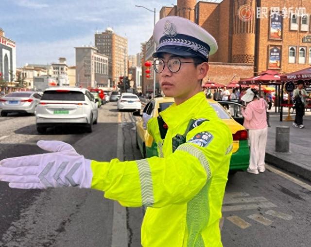 大巴扎景区客流高峰持续 交警建议优先选择公共交通出行大巴扎景区客流高峰持续 交警建议优先选择公共交通出行