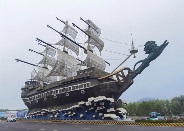 巨船霸路！56米“黑珍珠号”惊现大连街头，谁干的？