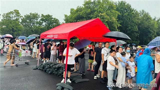 宿迁市民冒雨涌入京东折扣超市 9.9元鲜鸡蛋“坐地等补货”