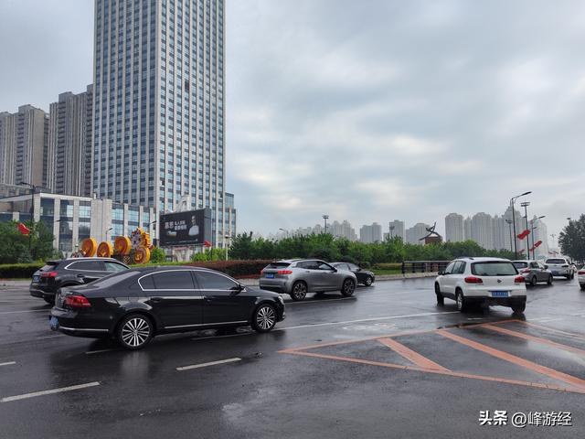 江城广场上的摇橹人雕塑，隐藏在吉林大桥中间的历史遗迹