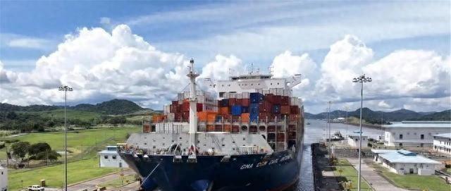 爱国还是卖国？沉默4个月后，李嘉诚终究怕了	，对内地发特殊邀请