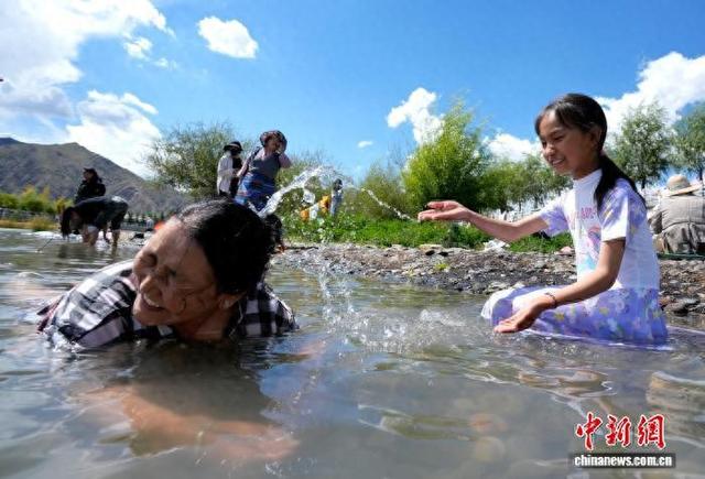 从山涧河谷到药浴温泉 西藏民众享沐浴节时光