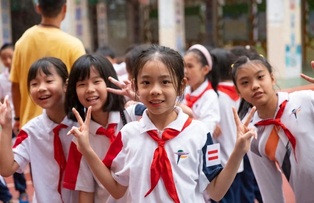 家長發(fā)現(xiàn)孩子穿禮服回校次數(shù)減少!