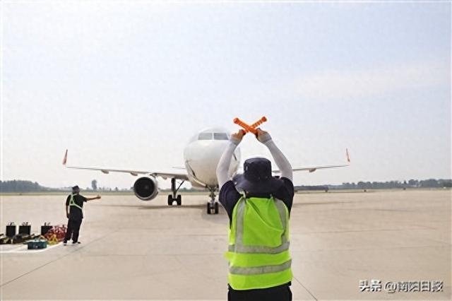 南阳机场滚烫停机坪上，机务人员为旅客出行筑起了一道坚实的“安全防线” 他们的汗水，是最耀眼的勋章