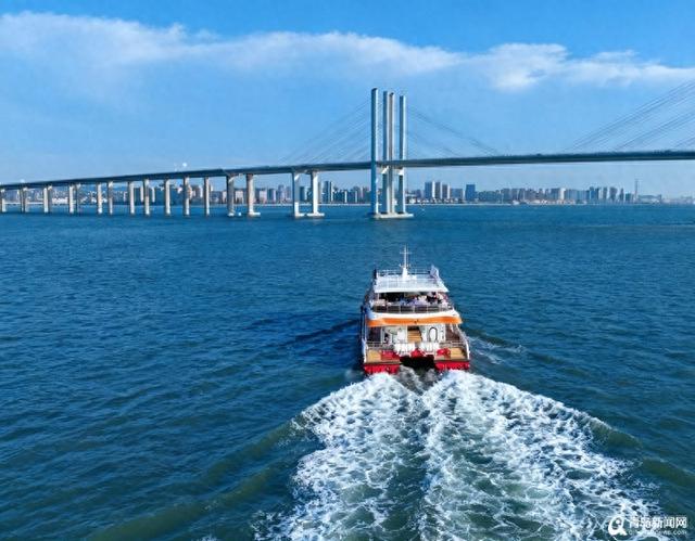 海上新山东丨破百万 开航即火爆！青岛“海上穿大桥”新航线助力海上旅游破局跃升