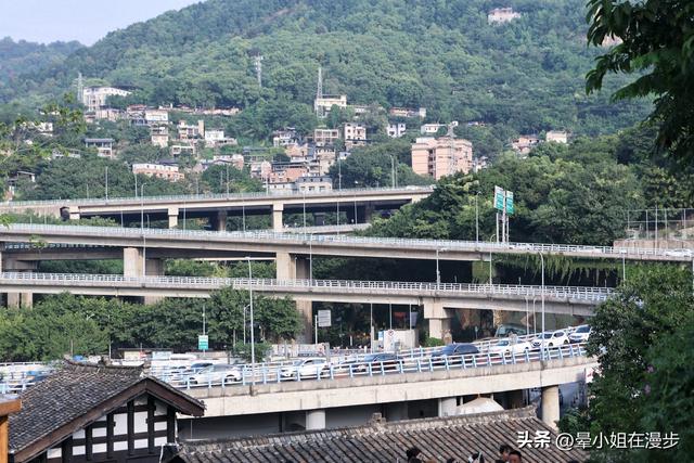 在重庆迷宫式的石坪村，找到童年的长颈鹿滑滑梯